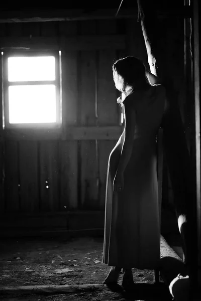 Силуэт девушки черно-белое фото — стоковое фото