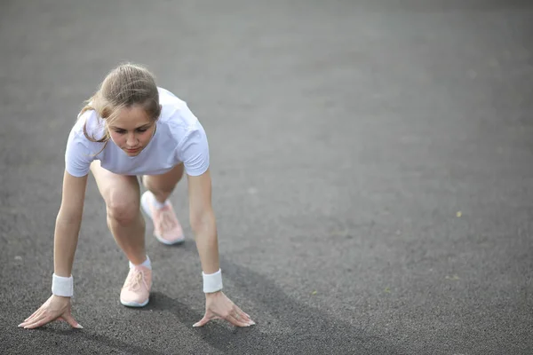 Chica y deporte estilo de vida haciendo ejercicios — Foto de Stock