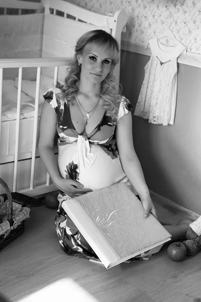 怀孕的女孩黑色和白色 — 图库照片