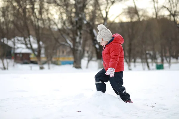 Girl Play Winter Snow Games Street — Stockfoto