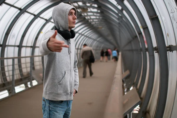 Un joven en una sudadera con capucha hip-hop —  Fotos de Stock