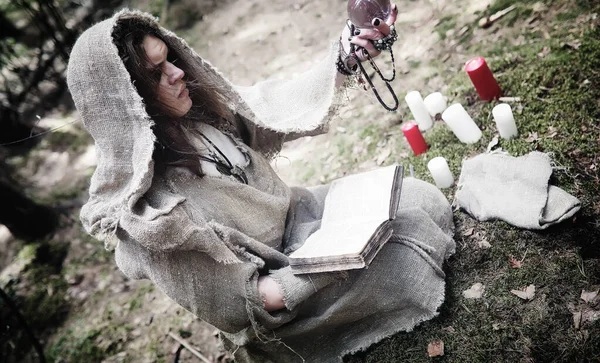 Magicien de fées. Un sorcier avec une sphère de verre, un sort magique — Photo