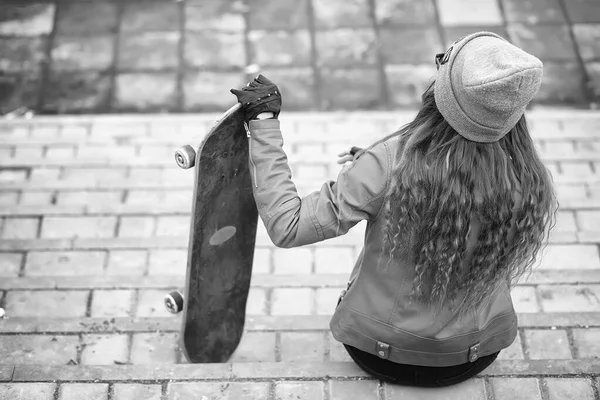 En ung hipster tjej rider en skateboard. Flickor flickvänner f — Stockfoto