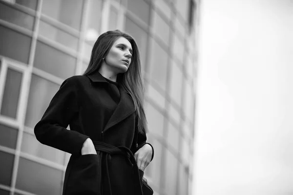 Fille dans un manteau noir et blanc photo — Photo