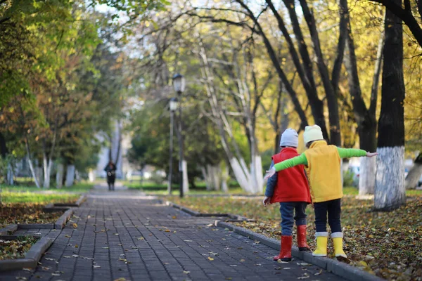 Gyermekek járni az őszi Park — Stock Fotó