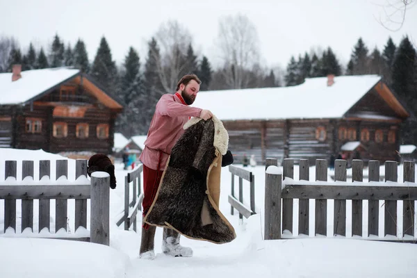 Tradiční zimní kostým rolnického středověku v Rusku — Stock fotografie