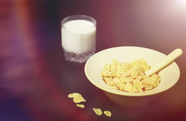 Copos de maíz en un plato. Desayuno de hojuelas con miel y mil — Foto de Stock