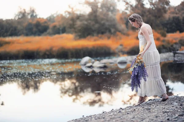 Ragazza con un mazzo di fiori in autunno — Foto Stock