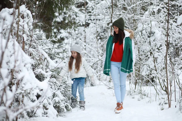 Genç bir aile yürüyüşe çıktı. Anne ve kızı şarapla yürüyorlar.
