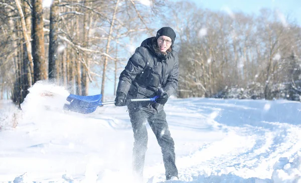 adam yoldan kürekle kar karlı kış aylarında kaldırmak 