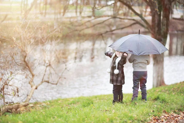 Barn gå i höst Park — Stockfoto