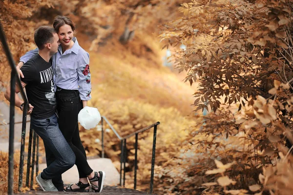 Hermosa pareja joven en un paseo — Foto de Stock