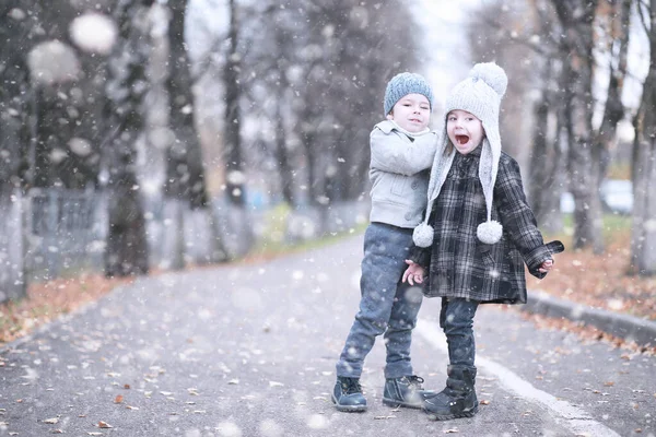 Copiii merg în parc prima zăpadă — Fotografie, imagine de stoc