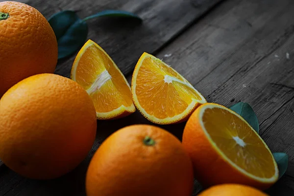 Frutas cítricas de laranja em uma mesa de pedra. Fundo laranja . — Fotografia de Stock