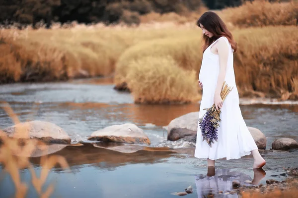 Schwangere Frau Spaziert Herbst Der Natur — Stockfoto