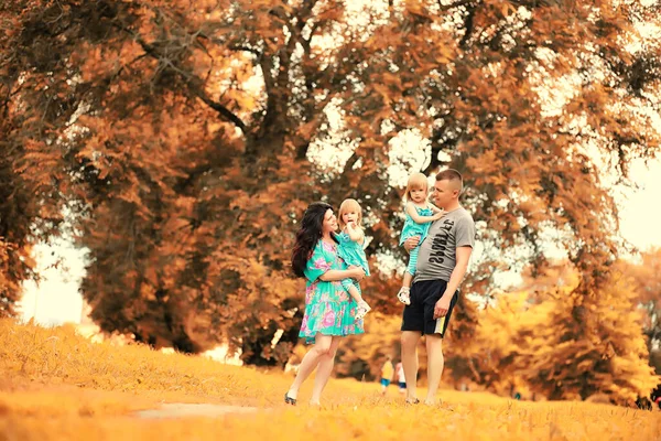 İki kızı olan bir aile parkta yürüyüşe çıkmış.