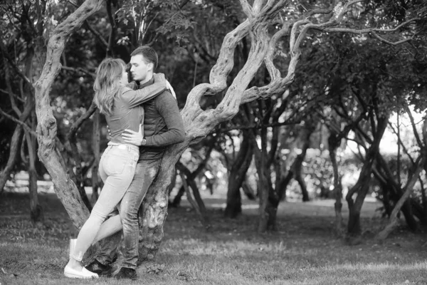 Hermosa pareja joven en la fecha en el parque — Foto de Stock