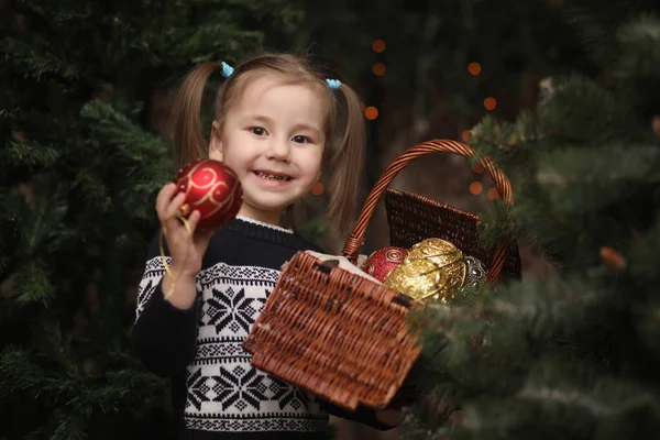 Yeni yıl ağacı tarafından küçük bir çocuk. Çocuk Chris süslemeleri