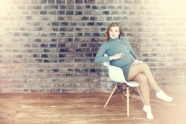 Gravid ung och vacker flicka i en vintage hem — Stockfoto