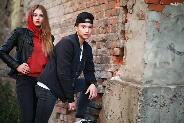 Gündelik kıyafetlerle yürüyen sevgi dolu bir çift.