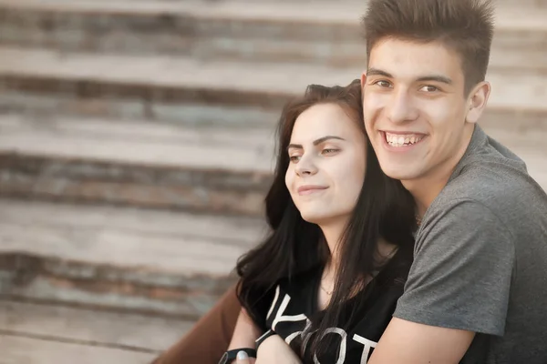 Pareja joven en un paseo en el parque de otoño — Foto de Stock