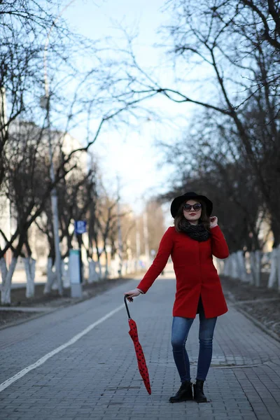 Jolie fille sur une promenade avec un parapluie dans la ville — Photo