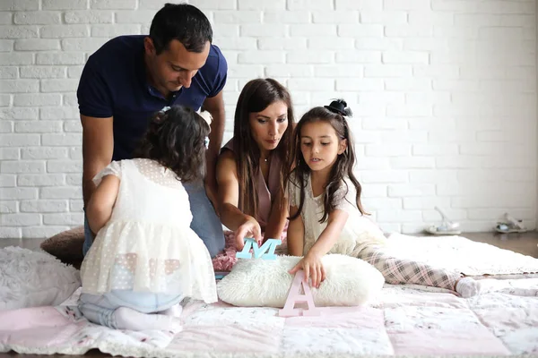Bella giovane famiglia con figlie — Foto Stock