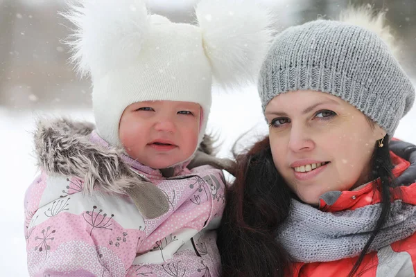 Çocuklar, kışın Parkta yürümek. Bir aile ile kış orman