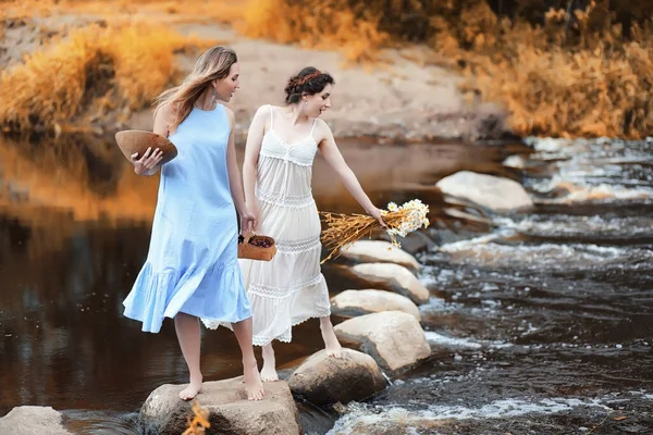 Meninas em vestidos no outono no rio — Fotografia de Stock