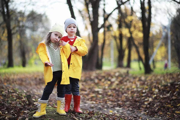 Los niños caminan en el parque de otoño — Foto de Stock