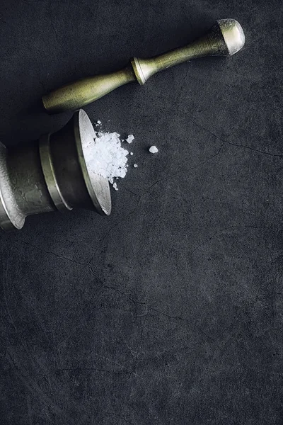 Büyük deniz tuzu. Baharat. Havan ve tokmak öğütmek için.