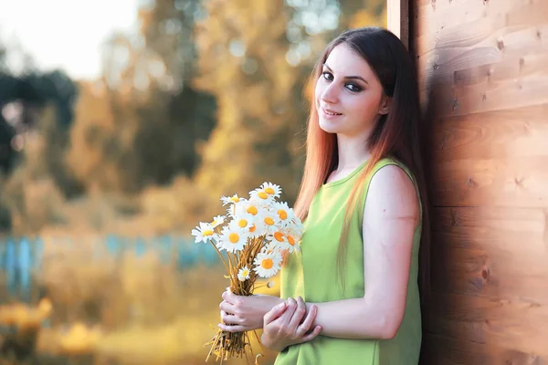 Schöne Mädchen mit einem Strauß im Herbst — Stockfoto