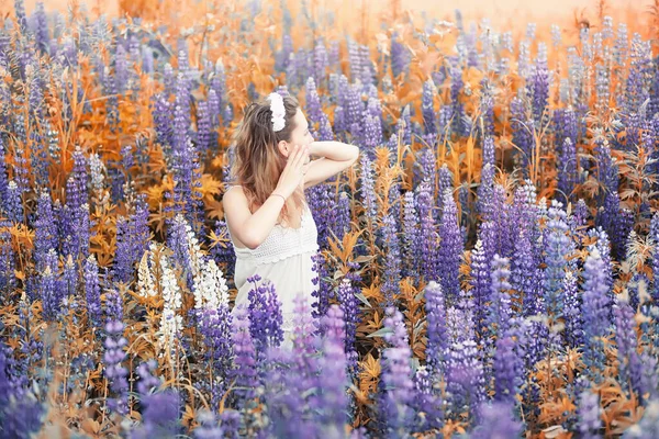 Menina com um buquê de flores no outono — Fotografia de Stock