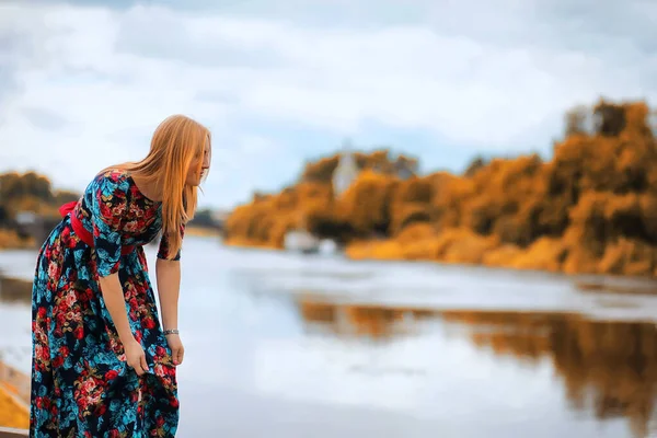 Flicka på gatan med ett paraply — Stockfoto