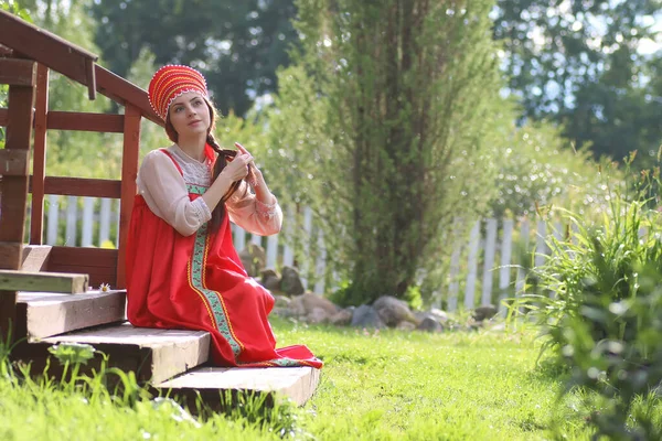 Mujer eslava en vestido tradicional —  Fotos de Stock