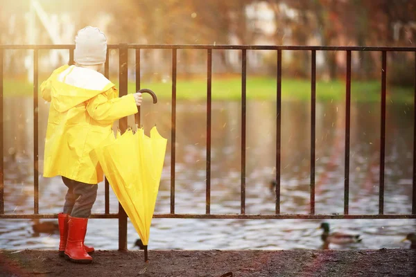 Dzieci chodzą na jesieni Park — Zdjęcie stockowe