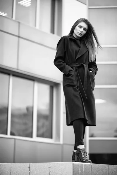 Fille dans un manteau noir et blanc photo — Photo