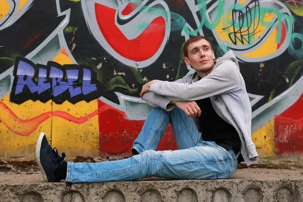 Ein junger Mann im Kapuzenpullover Hip-Hop — Stockfoto