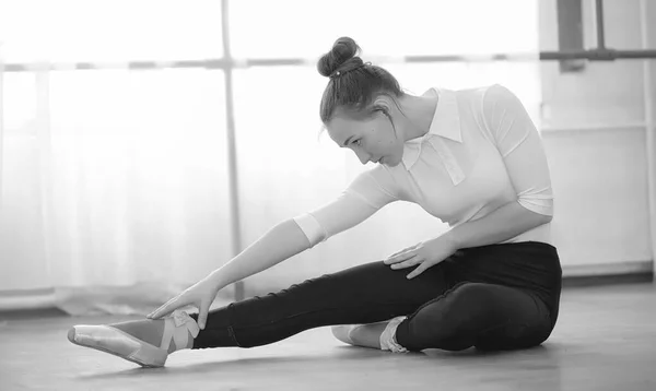 Jovem dançarina de balé em um aquecimento. A bailarina está se preparando para — Fotografia de Stock