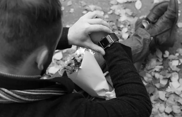 Gençlerin sonbahar siyah ve beyaz — Stok fotoğraf