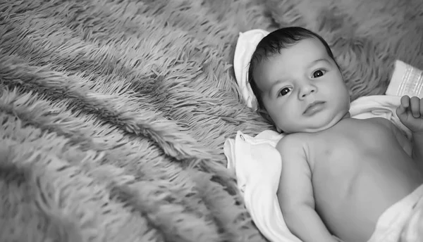 Newborn baby lying on the basket and plaid — Stock Photo, Image