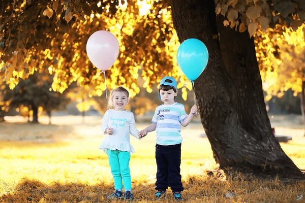 Les petits enfants marchent dans un parc — Photo