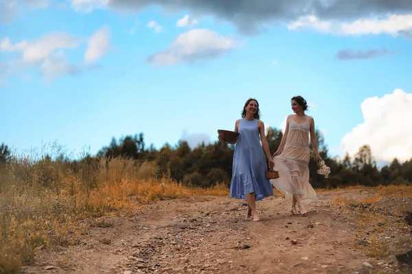Dos chicas en vestidos en el campo de otoño —  Fotos de Stock