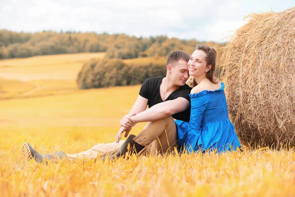 Couple en promenade dans les champs de campagne — Photo