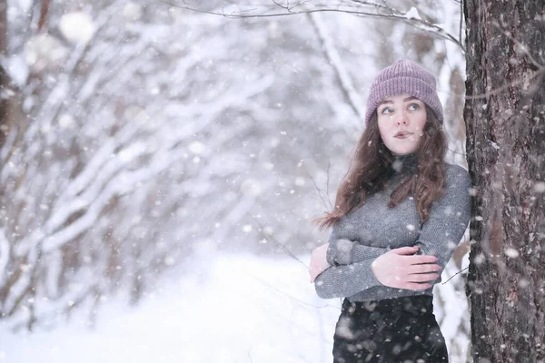 Girl in a winter park in snowfall — Stok Foto