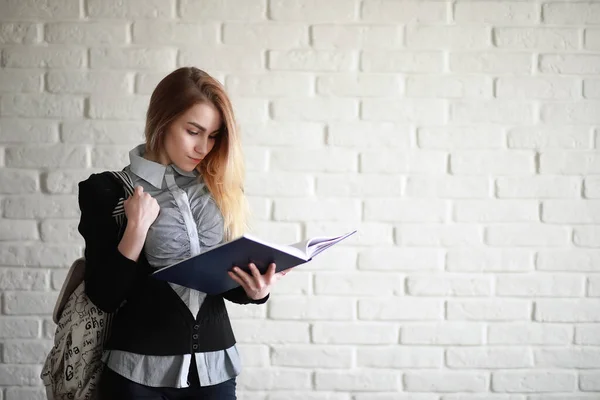 Ung Söt blond tjej student — Stockfoto