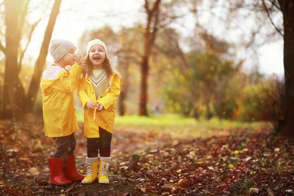 Les enfants marchent dans le parc d'automne — Photo