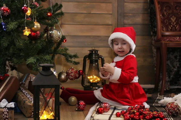 Criança pequena e brinquedos de Natal — Fotografia de Stock