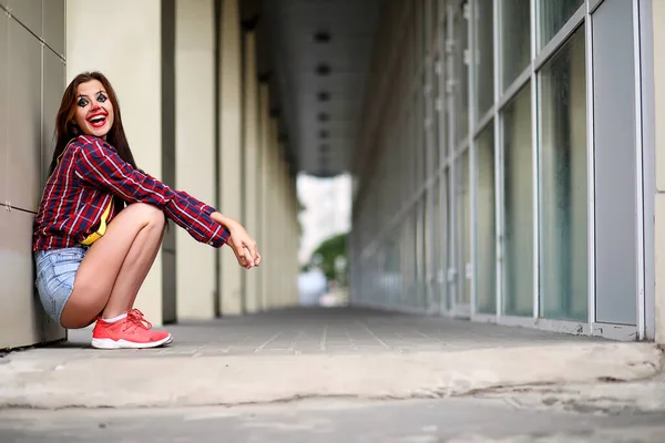 Menina bonito em uma maquiagem de palhaço — Fotografia de Stock