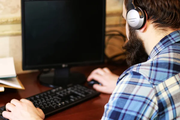 Mann spielt Computer mit Kopfhörern — Stockfoto